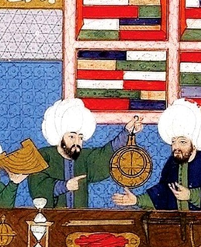 Şehinşehname minyatüründen Takiyüddin'in portre detayı — iki sarıklı astronom rasathanede astrolab incelerken.